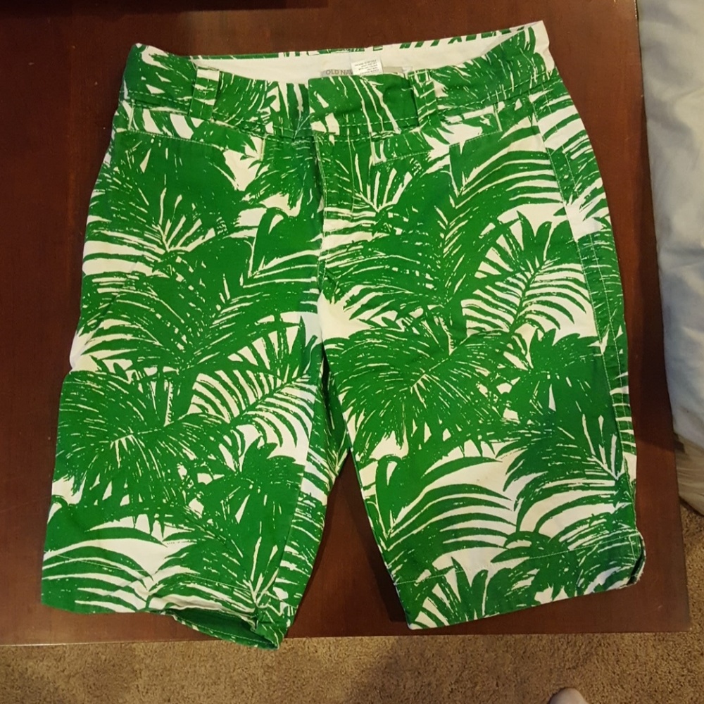old navy palm tree mid rise Bermuda shorts